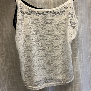 Fina Spetslinnen 2st - Fina spetslinnen i bra skick, säljer då jag inte använder de💞