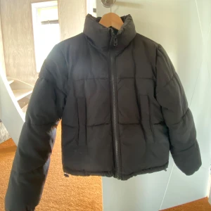 SVART JACKA - svart jacka från Gina Tricot Young! Finns inte kvar i butik, köptes för runt 300/400 kr!! 💕 pris kan absolut diskuteras!!!