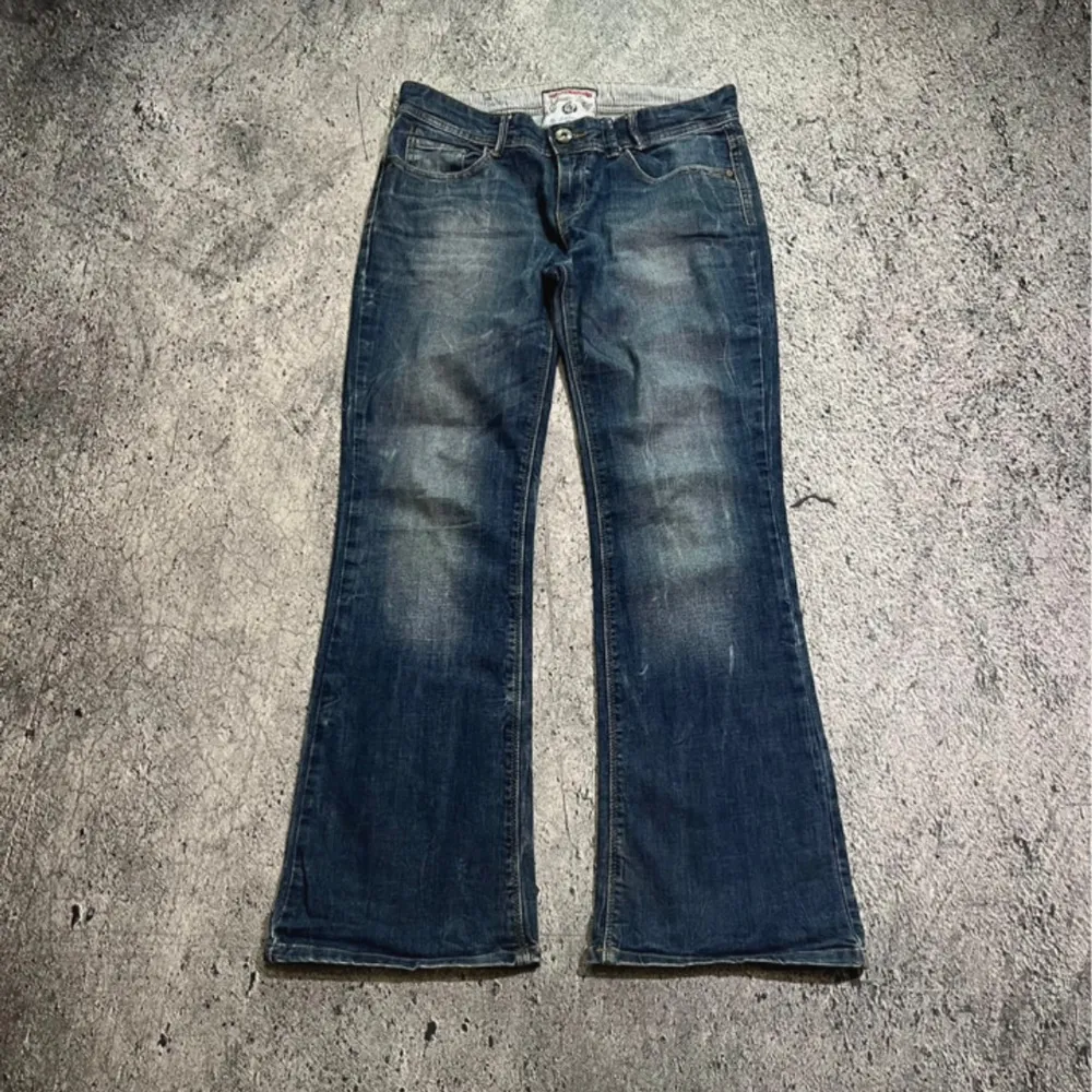 Lågmidjade utsvängda jeans. För korta för mig så jag säljer vidare! Passar någon som är 165cm skulle jag tro . Jeans & Byxor.