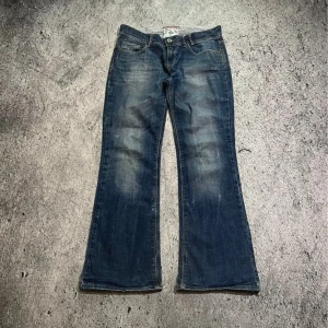 Lågmidjade jeans - Lågmidjade utsvängda jeans. För korta för mig så jag säljer vidare! Passar någon som är 165cm skulle jag tro 
