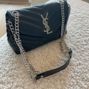 YSL väska  - Jättefint skick! Använd fåtal gånger  Svart läder med silvriga detaljer 