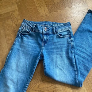 Super snygga low waist bootcut jeans - Super snygga low waist bootcut jeans med en fin detalj där nere och med två knappar❣️storleken står inte men skulle säga xxs-xs eller 152