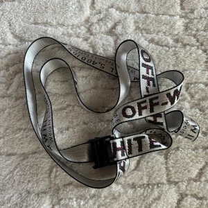 Off white skärp - Skärp Off-White, unisex.