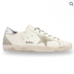 golden goose - säljer mina fina golden goose i strl 38, sparsamt använda och köpta för cirka 2 månader sen.🤍