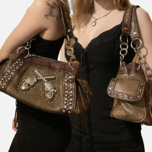 Super Cool Vintage Axelväska - Super snygg brun axelväska med unika pistoldetaljer och massor av nitar. Köpt i vintage butik i USA men aldrig använd av mig så den är i bra skick. Skriv om du har några frågor :)