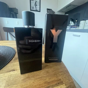 YSL Y Le Parfum 200ml - Hejsan! Säljer nu min ysl y le parfum! 200ml från början gissar på att det finns ca 180/200ml kvar👍 Nypris ligger på allt från 1600kr till 2600kr Mitt pris 1200kr, full press finns