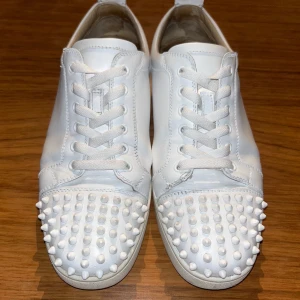 Christian Louboutin  - Säljer nu dessa feta Christian Louboutin. Lite cresses och lite smuts på sulan men annars är de i extremt bra skick! Köpta från vestiaire collective därmed garanteras äkthet då de skickas från säljare till äkthets kontroll innan de skickas vidare till köpare. För kvitto från vestiaire/fler bilder eller frågor är det bara o skriva? Priset är ej hugget i sten!