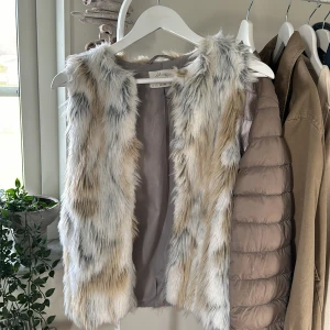 Päls väst - En päls väst jag bytte till mig här på Plick, men som jag aldrig andvänt🙌🏼 