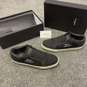 Saint Laurent Skor - Tja säljer nu dessa unika svarta skor från sainlaurent i storlek 42 för endast 3199! Skick: 9,5/10 / allt og medföljer! Pris kan diskuteras! Skriv vid minsta lilla fundering😁/MVH CEOLIN HAPPY HALLOWEEN👻🎃