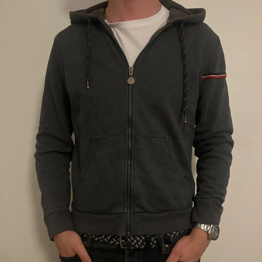 Moncler Zip Up Hoodie | Sitter mer som en M/S | Mitt pris 1799kr | Chill Hoodie som kan användas vid flera tillfällen  | Condition 8/10 (Avgör själva)  Postas med PostNord / Instabox | Skriv om ni vill ha mer bilder så löser jag det🤙🏻. Hoodies.