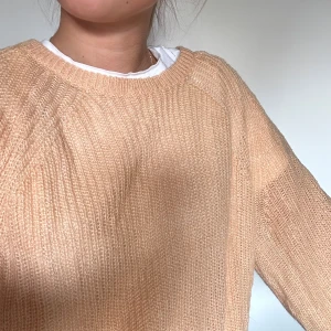 Stickad tröja  - Stickad tröja i en fin orange färg! 