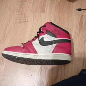 Jordans 1  - Storlek 39. Bra skick, vid snabb affär Ian pris diskuteras.