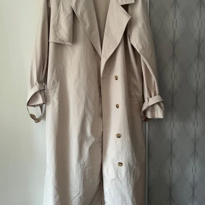 Begie trenchcoat  - Jätte snygg begie trenchcoat nu till hösten! Aldrig använd super be skick 