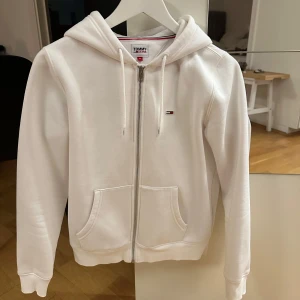 Tommy Hilfiger kofta - Tommy Hilfiger kofta i mycket fint skick i storlek XS