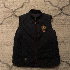 Morris väst - Morris väst mörkblå i väldigt bra skick och i storlek M