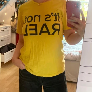 Gorillaz Merch - En gul t-shirt med tryck, merch av Gorillaz! Knappt använd, storlek S. 