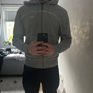 Hugo boss hoodie  - Väldigt bekväm med bra färger. Liten spricka där bak men förutom det ser koftan bra ut. För mer info/ bilder kom dm 