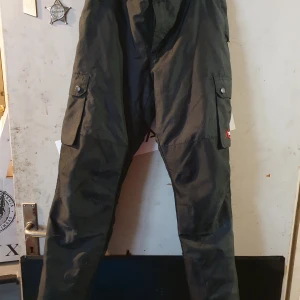 Täckbyxor 2 st  - Täckbyxor till barn 2 par  likadana untan hängslen. Knäppning livremsöglor på byxorna