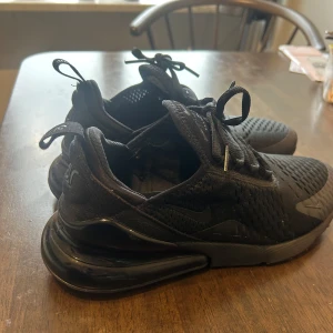 Nike 270 - Väldigt bra skick, kan tänka mig lägre pris! 