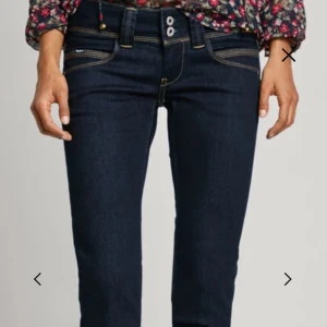 Jeans - Super fina, low waist jeans ifrån pepe jeans London. Dom är helt nya. Bara provat. Lite osäker på storleken, står W10 och 34 men jag har själv 38/ M och dom är för stora, säljer då dom är för stora i midjan. Super bra pris 💕