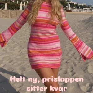 Stickad klänning Nelly - Klänning är helt ny, prislappen sitter kvar. Den är mysig och sticks inte. Nypris 599kr   (Lånad bild) 🩷🧡🤍