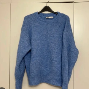 Stickad tröja Zara - Blå stickad tröja från Zara, i toppen skick💓💓💓 använd max 2-3 gr🥰
