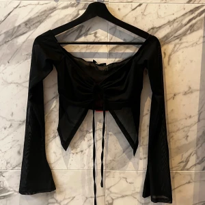 Svart festtopp - Oanvänd festtopp med lappen kvar. Liten i storlek