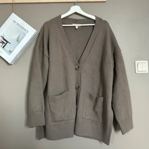 grå beige kofta - superfin kofta i storlek M men är något oversize så passar även L, liter nopprer förekommer men inget som man tänker på 🥰