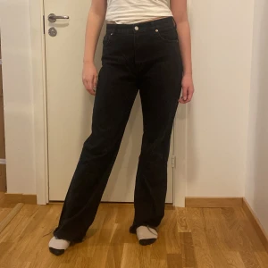Svarta wide leg jeans från FB Sister - Säljer ett par svarta wide leg jeans från FB Sister i storlek L. De är i bra skick och har en klassisk femficksdesign med knapp och dragkedja framtill. Perfekta för en avslappnad och stilren look. Passar till både vardag och fest!