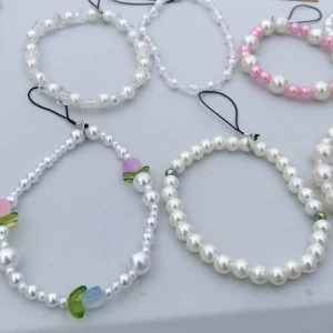 Phone-charms/väskor/kamera - Vackra  hängsmycken till mobil, kamera, väska.mm. Finns i en massa olika designer och färger, kan göra custom☺️