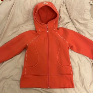 Lululemon rosa jacka - Superfin rosa Lululemon jacka! Storlek 8 så typ Xs!🤗Kommer inte till användning och därför säljer jag den! Finns några små fläckar längst ner men knappt synliga. Inga hål eller något annat!💕Skriv för fler bilder och pris kan diskuteras!🩷Den ser lite orange ut i bilderna men den är rosa!😻