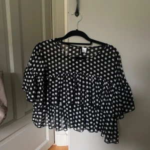 Prickig blus!  - Super fin prickig blus med volanger! Finns inga tecken på använing. 