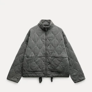 Zara jacka - Jättefin grå jacka från Zara. Endast använd fåtal gånger. Säljer pgr av att den inte längre kommer till användning. Köptes ny för 860 kr. Inga hål eller defekter. Skriv för frågor eller fler bilder!!