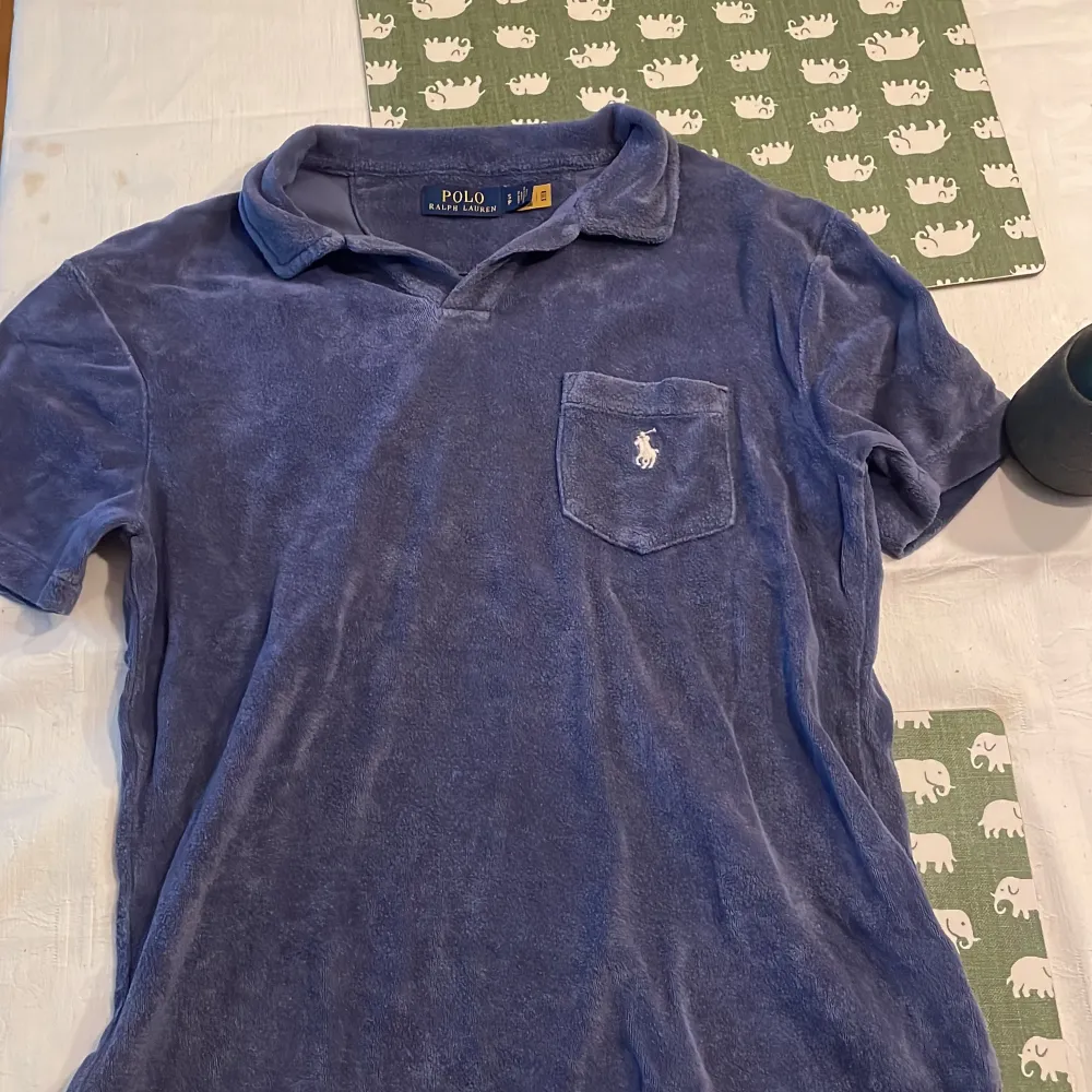 Säljer min ralph lauren piké då den är lite för liten den är sjukt snygg färg å köpte den i somras i usa är osäker om den finns i svergie. Paidat.