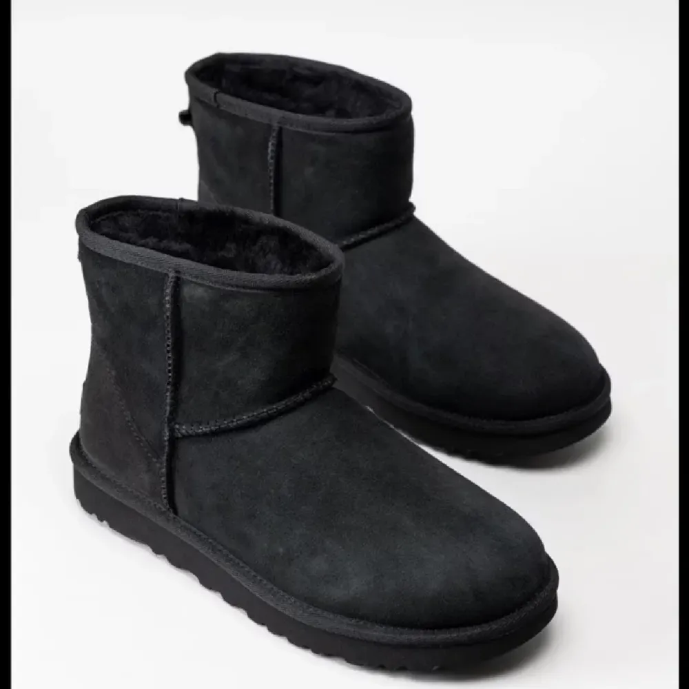 Uggs finns i alla storlekar och har alla färger och så kommer den med låda skriv för mer frågor. Skor.