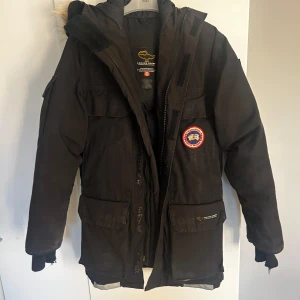 Canada goose xxxs - Välanvänd men har många år kvar att ge om man ger den lite kärlek :)  jag har storlek s i vanliga fall och den här passar mig