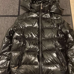 Moncler jacka - Moncler jacka använd väldigt sparsamt väldigt finn storlek M. Pris kan diskuteras.  