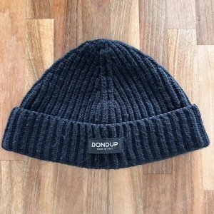 Dondup Mössa Svart, Onesize - Svart Dondup mössa i fint skick. Inga defekter eller fläckar förutom att den är lite nopprig. Mössan är nytvättad och kommer från ett djur- och rökfritt hem. Nypris: 800 kr.  Hör gärna av dig vid frågor och funderingar :)