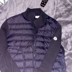 Moncler cardigan  - Storlek xl passar L  För mer bilder skriv ett meddelande  Helt oanvänd 