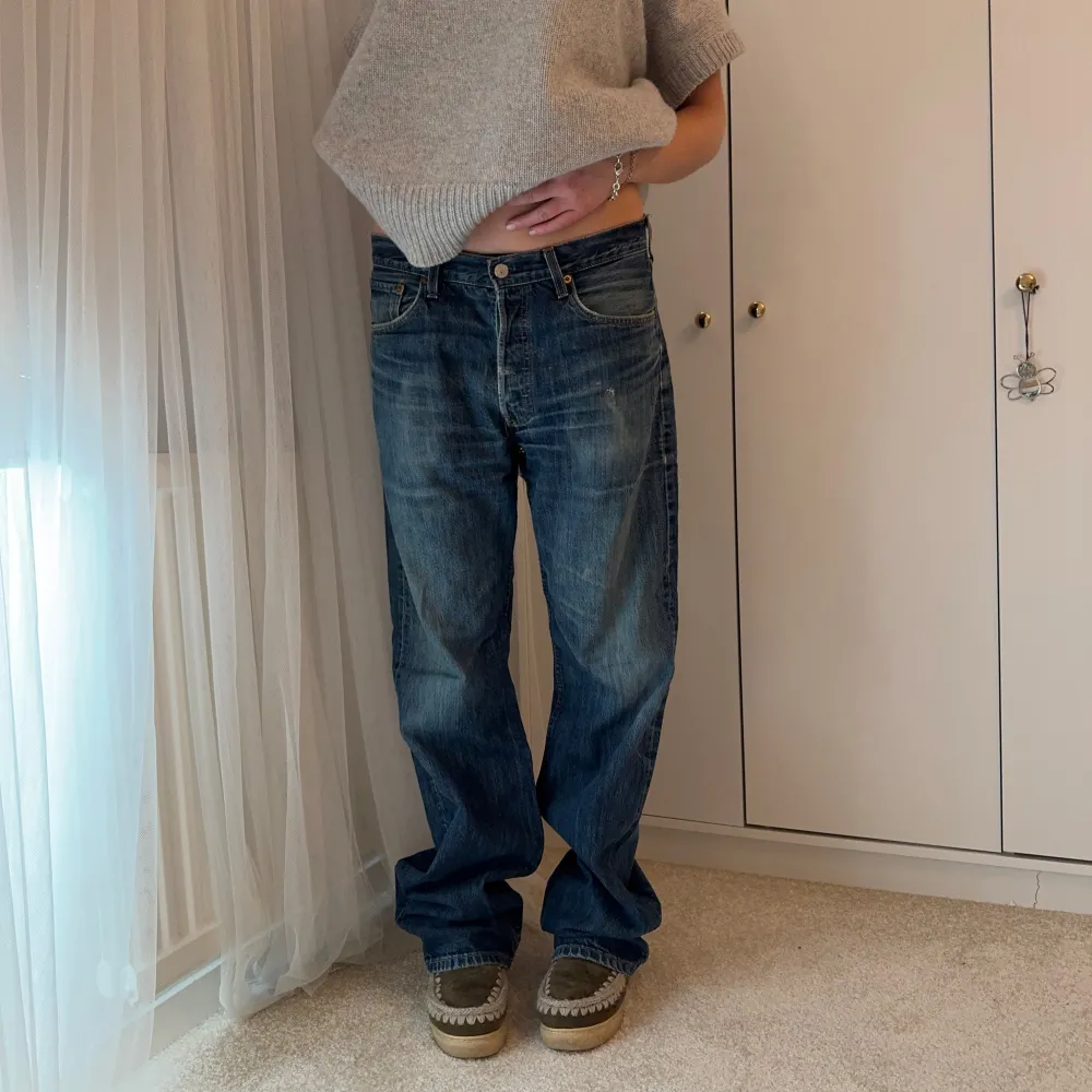 Så snygga Levi’s jeans i storlek 33/34. 40cm över midjan och 86cm i innerbenet💙👖. Jeans & Byxor.