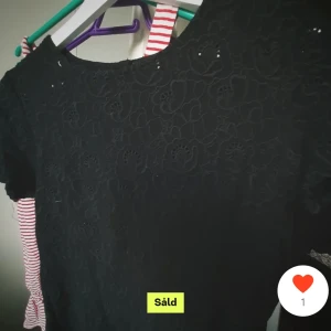 svart spets topp (säljer igen) - Beställde denna via plick men passade ej och därav säljer jag igen! ❤️