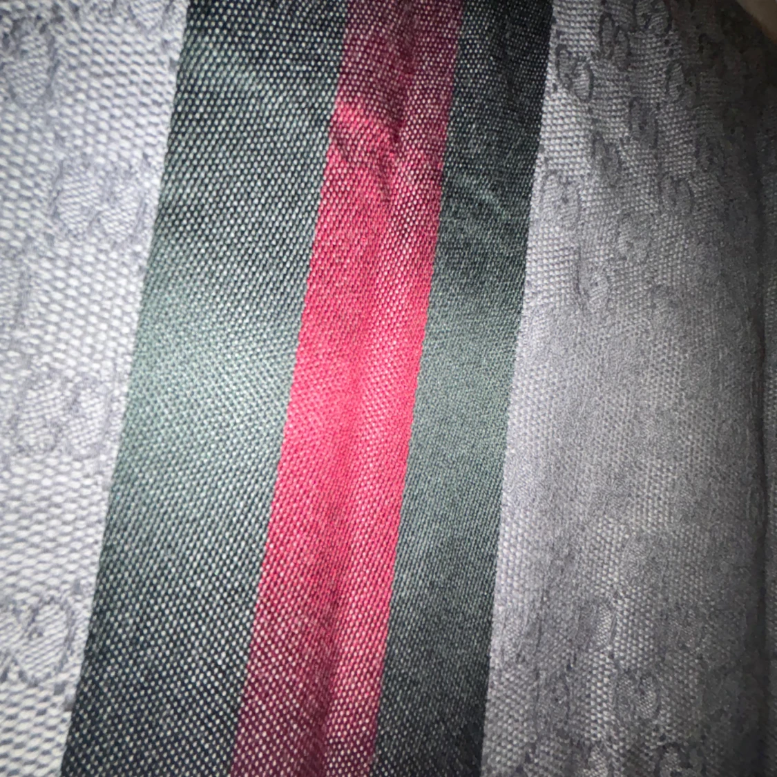 Grå Gucci  halsduk med ränder - 92