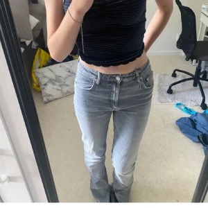 Jeans med slits nere vid fotändan - Ett par jeans med slits nere vid fotändan! Super fina 💞