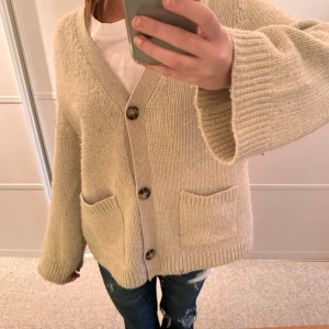 Stickad kofta - Jätte söt kofta från Lindex i bra skick (lite nopprig)💕 köp gärna genom köp nu!