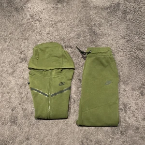 Nike tech sett  - Säljer på grund av att de är för små.  Skick 10/10 använt få gånger. Tröjan är stor i storleken  137-148och byxorna är 148-158 Pris för bara över eller underdelen är 500kr  Skriv för flera bilder  