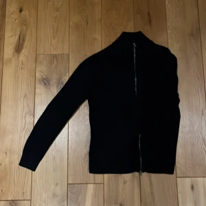 Svart Dobber kofta - En riktigt skön svart kofta med krage från Dobber