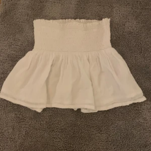 Vit topp - En super gullig vit topp i bra skick. Den är lite kall nu för hösten men funkar med en kofta över😘😘