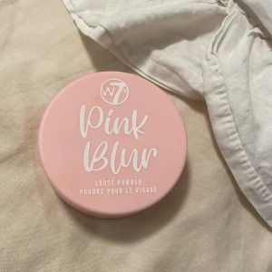 Rosa puder ifrån W7 - Säljer detta fina puder från W7❤️ den är aldrig använd men är öppnad ❤️jätte bra skick, köpt för ungefär 60kr säljer för 20kr❤️ tryck gärna på köp nu och skriv vid minsta fråga❤️ 