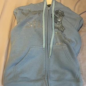 Love angel vonstudio rhinestone tröja - Säljer denna för jag har växt ur den Använd ett fåtal gånger, 8/10 Liten i storleken 