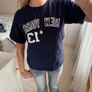 T-shirt - T-shirt med tryck. Storlek XL, men skulle uppskatta som en S💙